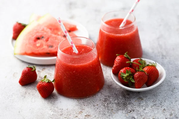 Bebida refrescante de melancia com morango fresco