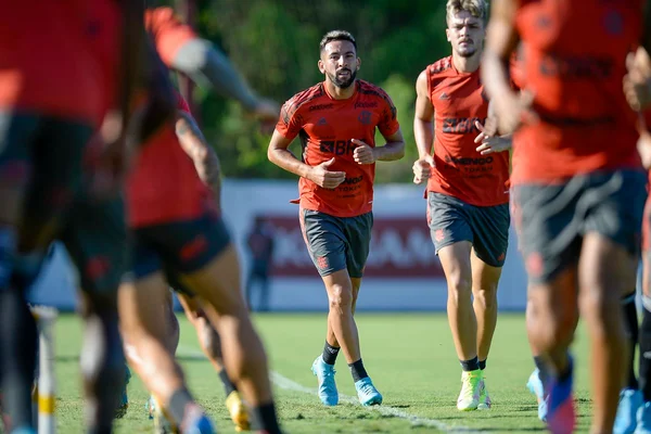 Isla durante treinamento do Flamengo no Ninho do Urubu