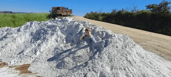 Foto colorida do menino Arthur Emanuel Bitencourt, de 7 anos