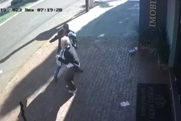 Imagem colorida mostra idosa sendo agredida por homem em uma rua - Metrópoles
