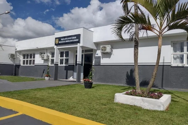 Mulher de 69 anos é presa por contratar facção para dar “salve” no ex
