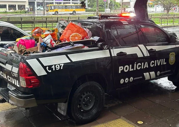 Viatura da Polícia Civil do Rio Grande do Sul recupera itens furtados durante cheias - Metrópoles