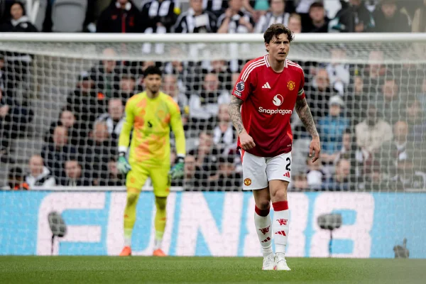 Imagem colorida de zagueiro do Manchester United- Metrópoles