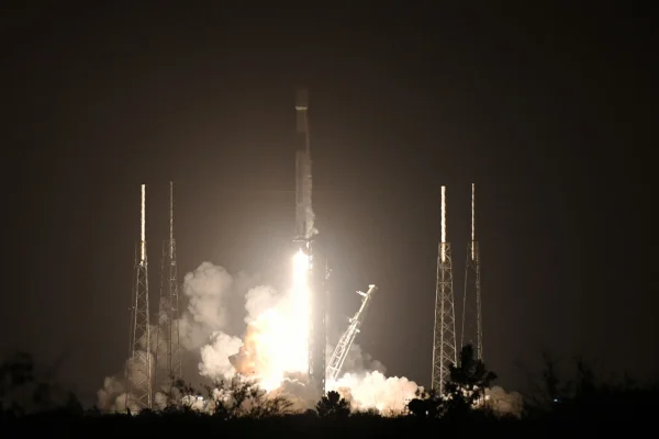 Vista do foguete Falcon 9 da SpaceX sendo lançado em 8 de fevereiro. O lançamento, que transportava a espaçonave PACE (Plankton, Aerosol, Cloud, ocean Ecosystem) da NASA, ocorreu na plataforma 40 da Estação da Força Espacial de Cabo Canaveral às 1h33 da manhã do dia 8 de fevereiro de 2024, em Cabo Canaveral, Flórida. Metrópoles