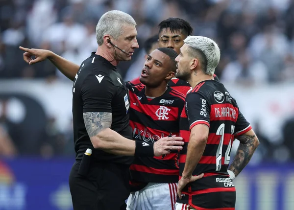 Foto colorida de Daronco com Arrascaeta e De La Cruz - Metrópoles