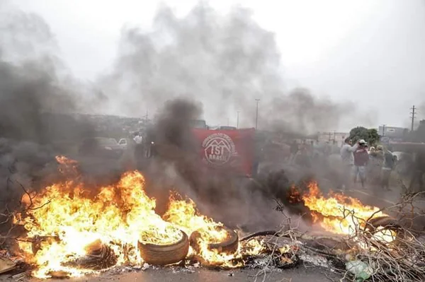 Contra o impeachment, MTST bloqueia BR-020 na manhã desta quinta-feira