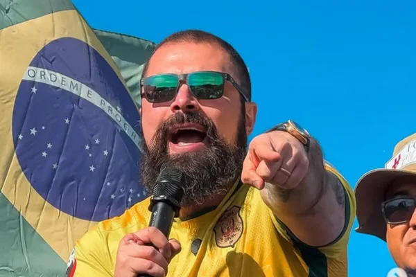 Homem com cabelo raspado e longa barba preta, na altura do peito - Metrópoles