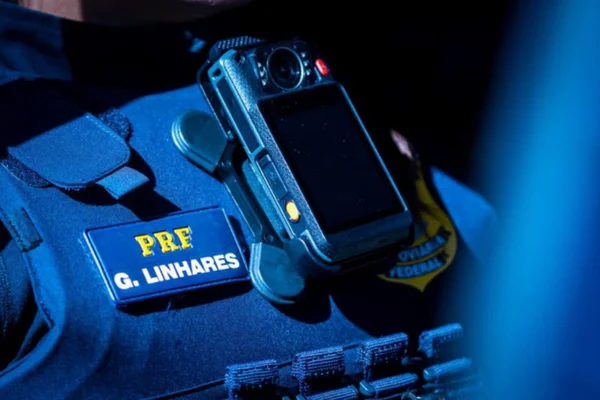 Câmera corporal em agente da Polícia Rodoviária Federal (PRF)