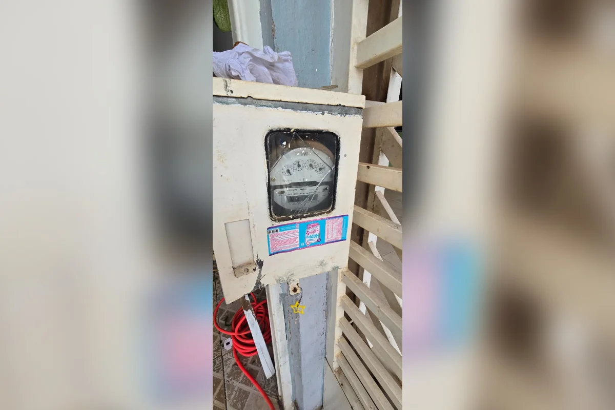 O veículo bateu no portão, o que causou grande estrago, além de danificar câmeras de segurança, o veículo que estava guardado na garagem e um hidrômetro O veículo bateu no portão, o que causou grande estrago, além de danificar câmeras de segurança, o veículo que estava guardado na garagem e um hidrômetro