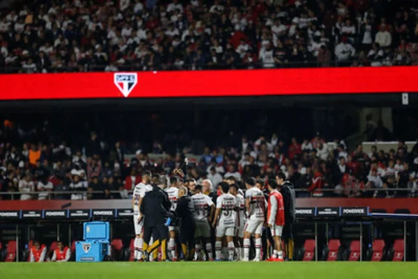 Brasileirão: São Paulo divulga escalação para clássico contra o Santos