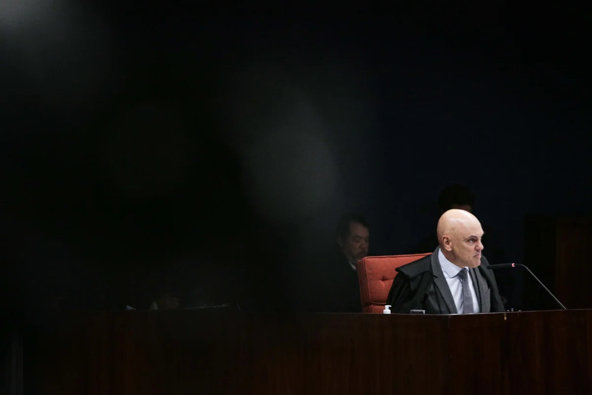 A Primeira Turma do Supremo Tribunal Federal (STF) retomou, na manhã desta terça-feira (21/10), o julgamento do núcleo 4, conhecido como o grupo de desinformação, no âmbito do processo referente à tentativa de golpe de Estado após as eleições de 2022. No total, são sete réus acusados pela Procuradoria-Geral da República (PGR) de propagar notícias falsas sobre as urnas eletrônicas. A Primeira Turma do Supremo Tribunal Federal (STF) retomou, na manhã desta terça-feira (21/10), o julgamento do núcleo 4, conhecido como o grupo de desinformação, no âmbito do processo referente à tentativa de golpe de Estado após as eleições de 2022. No total, são sete réus acusados pela Procuradoria-Geral da República (PGR) de propagar notícias falsas sobre as urnas eletrônicas.