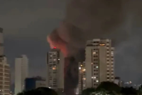 Incêndio de grandes proporções atinge galpões na Lapa, em São Paulo