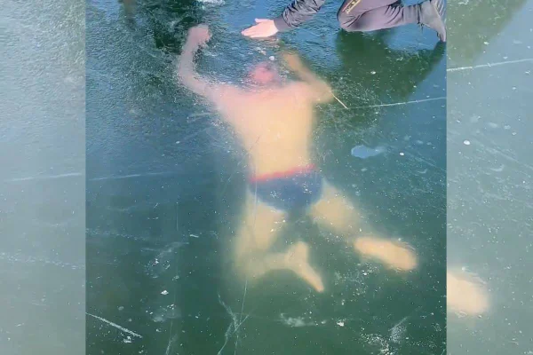 Vídeo: nadador tenta atravessar lago congelado e fica preso