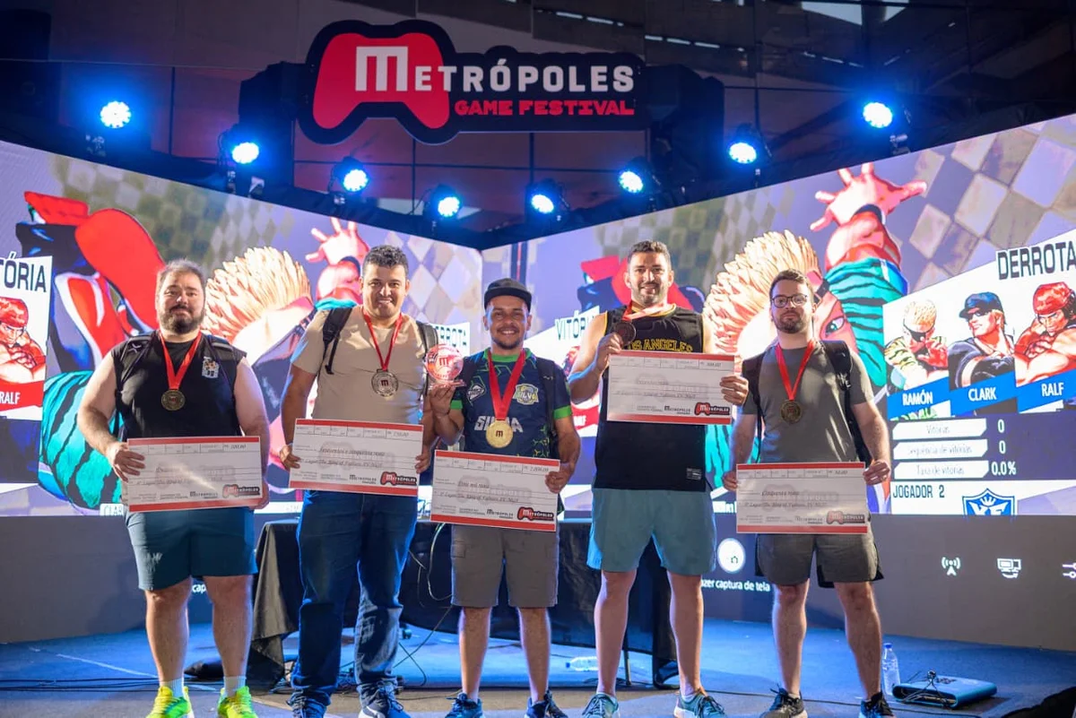 Longomar de Lucena, 4º lugar; Ramon de Sousa, 2º lugar; Mailson de Souza, 1º lugar; Thiago Cavalcante, 3º lugar; e Yan Lourenço, 5º lugar, durante a premiação do torneio de The King of Fighters Longomar de Lucena, 4º lugar; Ramon de Sousa, 2º lugar; Mailson de Souza, 1º lugar; Thiago Cavalcante, 3º lugar; e Yan Lourenço, 5º lugar, durante a premiação do torneio de The King of Fighters