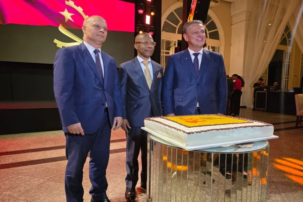 Imagem colorida mostra embaixador da Angola no Brasil - Metrópoles