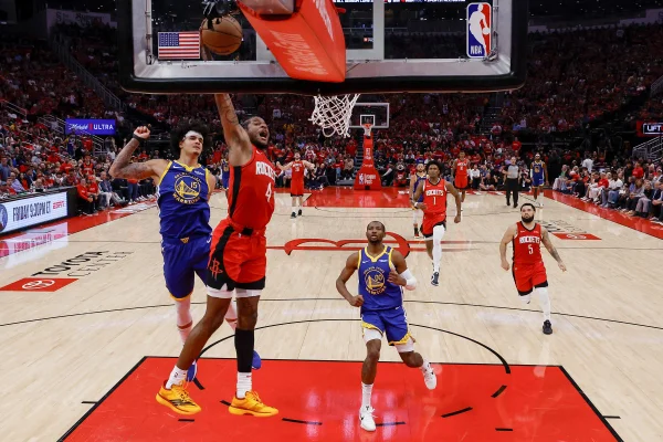 Imagem colorida de Jalen Green enterrando - Metrópoles