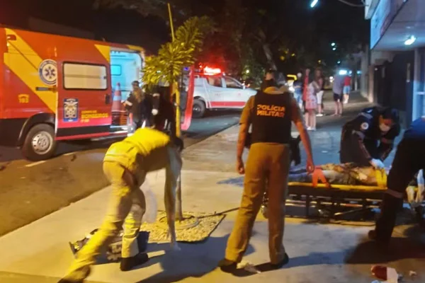 imagem colorida de viaturas do SAMU e polícia - metrópoles