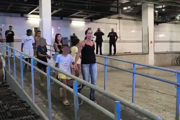Crianças regatadas em shopping do Rio