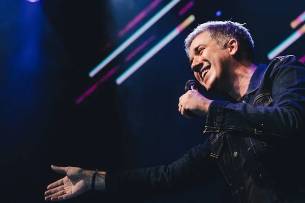 Jota Quest emociona com show de despedida do Acústico Tour