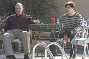 RJ Mitte ao lado de Bryan Cranston em Breaking Bad RJ Mitte ao lado de Bryan Cranston em Breaking Bad