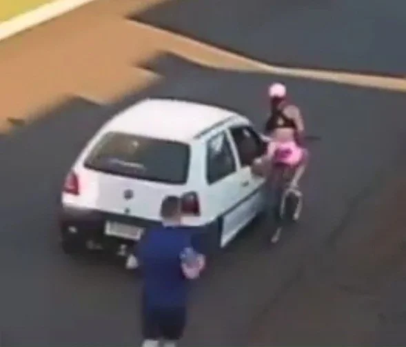 Mulher é assediada por passageiro de carro enquanto anda de bicicleta