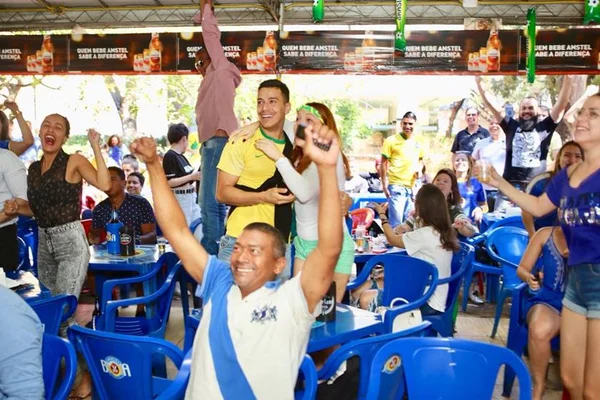 Brasil vence México e brasilienses comemoram classificação às quartas