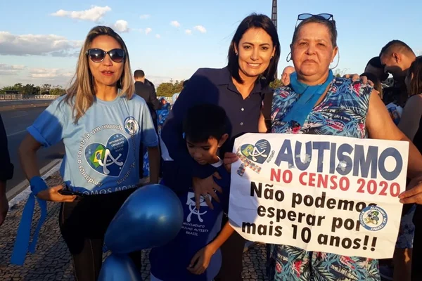 Michelle pressiona por autismo no censo, mas Bolsonaro sinaliza veto