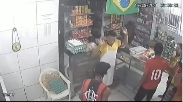 Assaltante se despede de atendente com beijo na mão