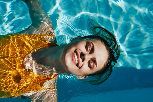 mulher nadando na piscina