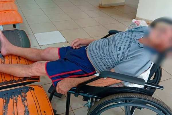 Com suspeita de AVC, homem de 81 anos espera 72 horas em fila de UPA