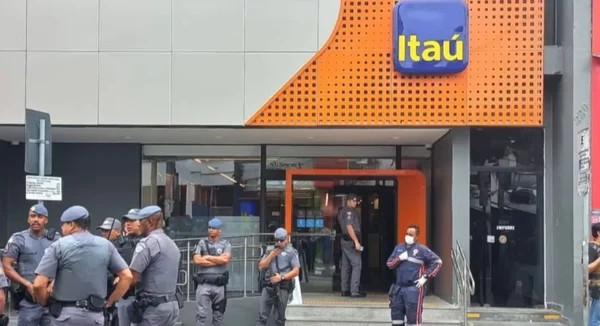 Imagem colorida mostra fachada de agência do Itaú com policiais militares posicionados em frente. A gerente da agência foi morta, assim como o suspeito de tentar roubar o local - Metrópoles