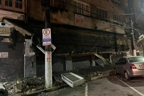 Imagem colorida de local onde marquise desabou. Metrópoles