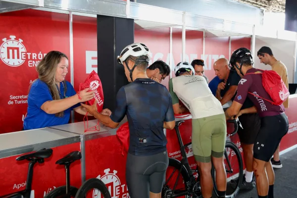 Foto colorida da retirada de kits do Metrópoles Endurance Ciclismo (maio/2026) - Metrópoles