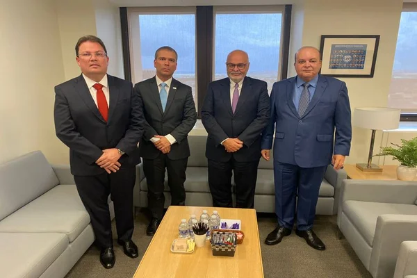 Quatro homens de pé de terno