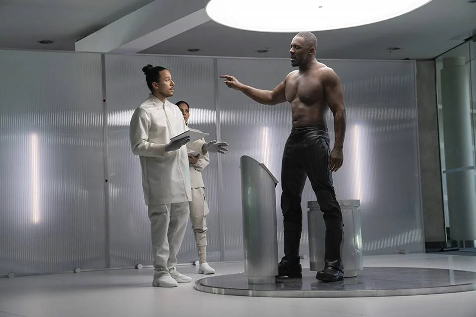 <b>Melhor vilão da franquia?</b> Mera especulação nossa, claro. Mas há elementos que embasam essa impressão pré-filme. Brixton Lore (Idris Elba), o antagonista, é um agente de campo do MI6 que desaparece misteriosamente. Ressurge como criminoso procurado mundialmente portando tecnologia cibernética e genética. Para todos os efeitos, ele é uma máquina de guerra, um terrorista com superpoderes. Seu plano mira, além de destruição generalizada, numa "limpeza" da raça humana <b>Melhor vilão da franquia?</b> Mera especulação nossa, claro. Mas há elementos que embasam essa impressão pré-filme. Brixton Lore (Idris Elba), o antagonista, é um agente de campo do MI6 que desaparece misteriosamente. Ressurge como criminoso procurado mundialmente portando tecnologia cibernética e genética. Para todos os efeitos, ele é uma máquina de guerra, um terrorista com superpoderes. Seu plano mira, além de destruição generalizada, numa "limpeza" da raça humana