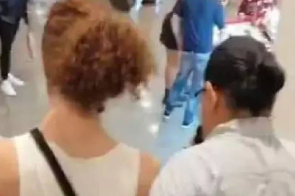 Homem acusado de tentar estuprar menor de idade em shopping é detido por seguranças- Metrópoles