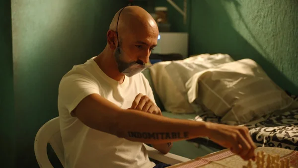 Álvaro (Irandhir Santos) em Amor de Mãe