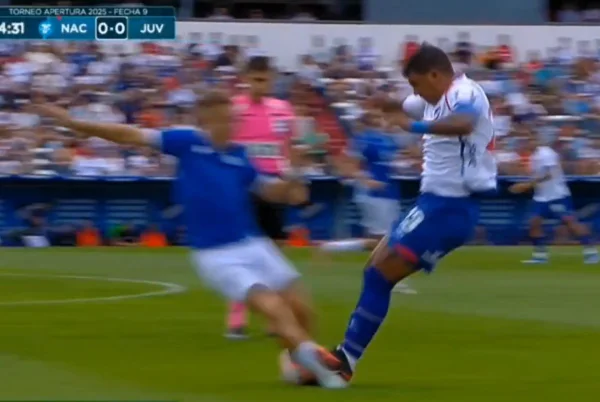 Vídeo: zagueiro faz falta brutal e é expulso de jogo no Uruguai