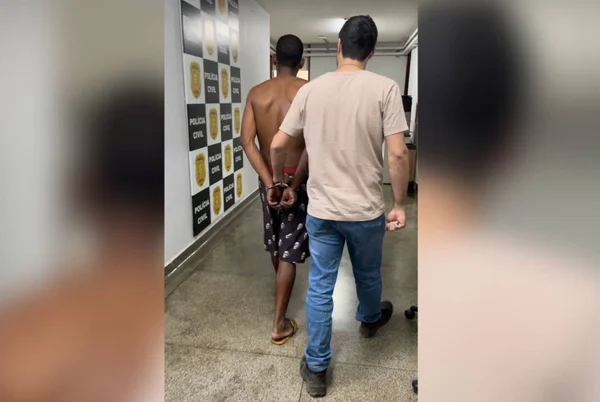 A Polícia Civil do Distrito Federal (PCDF), por meio da 6ª Delegacia de Polícia (Paranoá), prendeu, na tarde desta quinta-feira (29/8), um homem de 29 anos em flagrante pelos crimes de roubo e estupro. A prisão aconteceu após ele atacar uma mulher em sua casa, por volta do meio-dia.