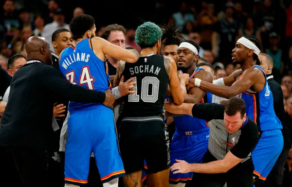 Imagem colorida da briga entre eremy Sochan, dos Spurs, e Luguentz Dort - Metrópoles