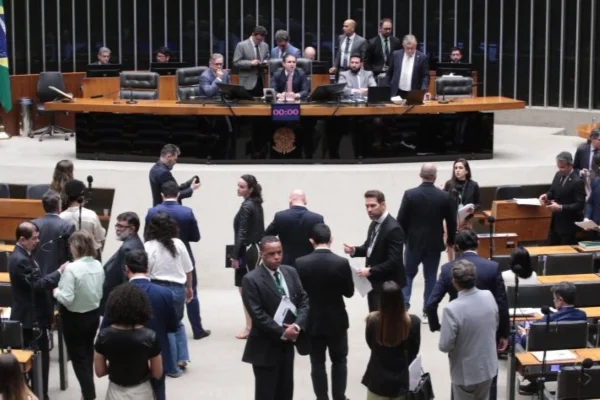 Foto colorida de Deputados na sessão do Plenário - Metrópoles