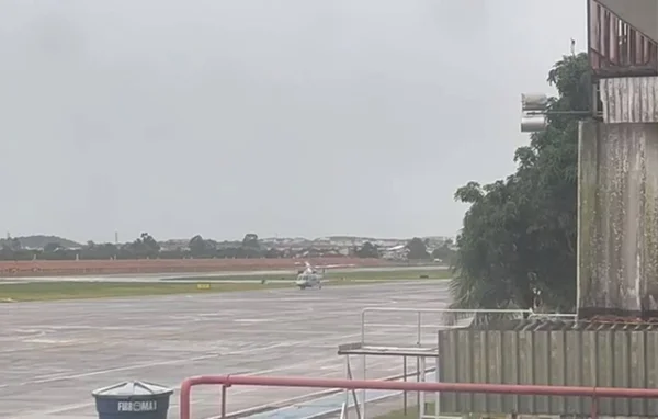 imagem colorida piloto suspeito trafico preso ao desembarcar rj pela PF