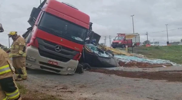 Carreta que transportava vidro tomba na BR-070