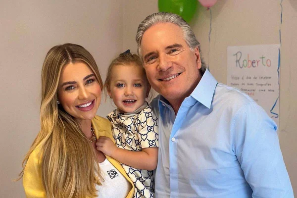 foto colorida de ana paula siebert, a filha vicky e roberto justus - metrópoles