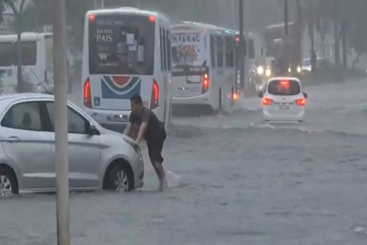 Imagem colorida, Chuva intensa causa alagamentos e congestionamentos em João Pessoa- Metrópoles