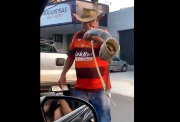 Motorista desce de carro e toca berrante no meio da avenida mutirão em Goiânia