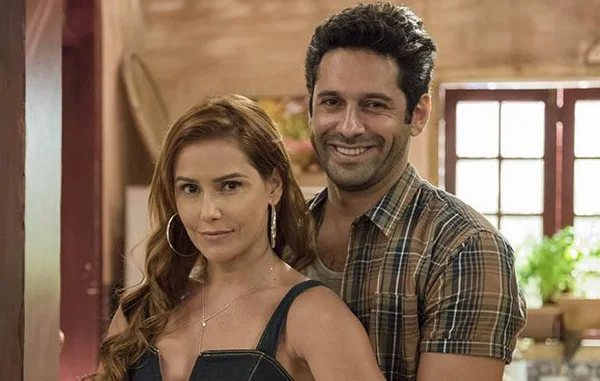 Alexia (deborah secco) e Zezinho (João baldasserini) em Salve-se Quem Puder