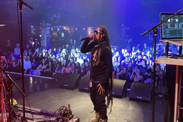 Em turnê nos EUA, Marcelo Falcão se apresenta em Boston e emociona fãs
