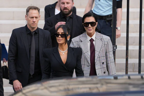 Kim Kardashian e Kris Jenner em Paris - Metrópoles