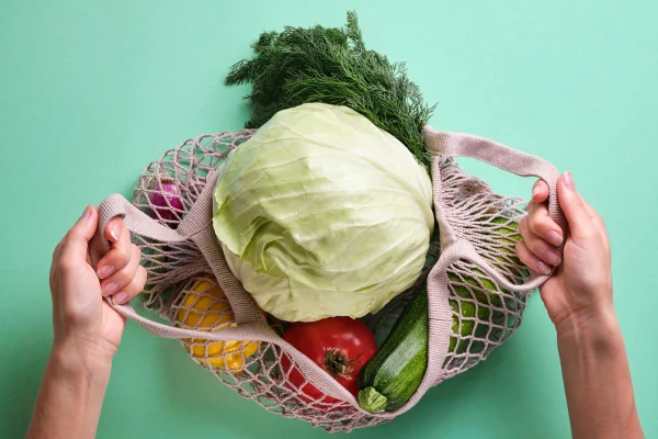 verduras diversas em uma sacola de mercado